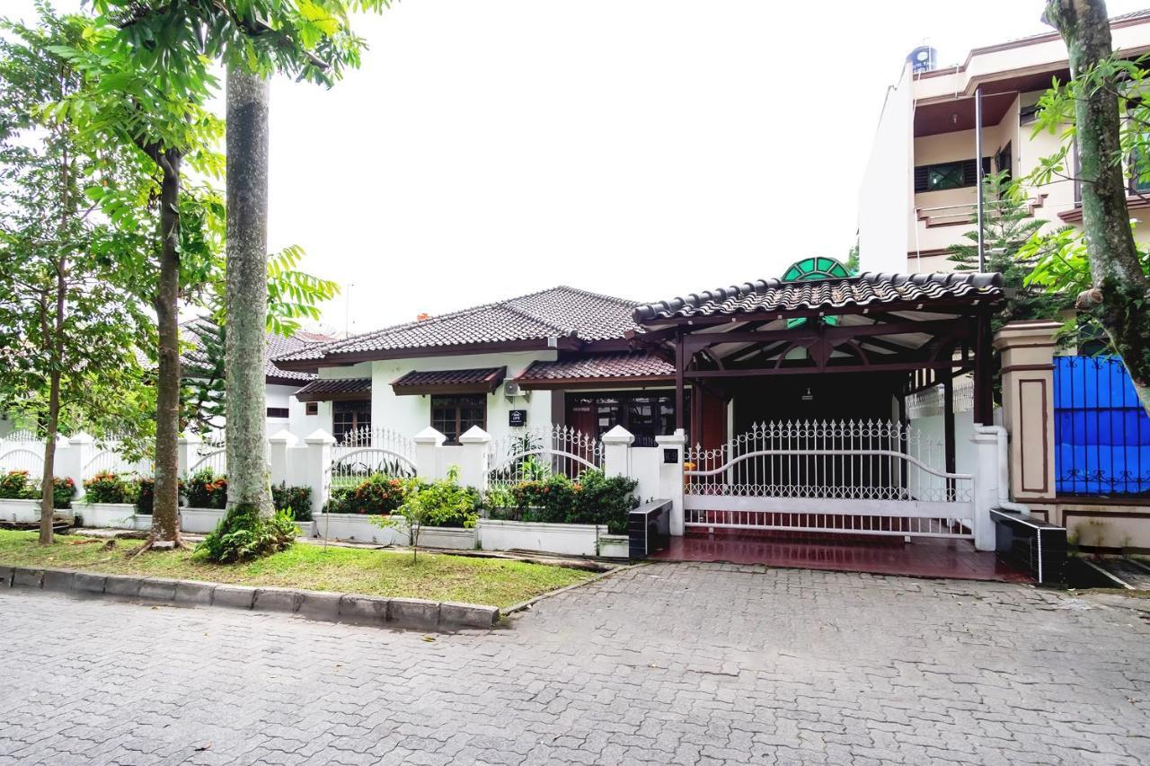 Oyo Living 2843 Raz House Syariah Hotel Medan Bagian luar foto