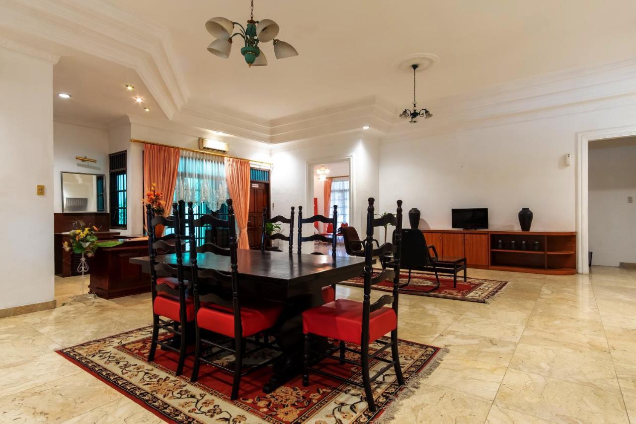 Oyo Living 2843 Raz House Syariah Hotel Medan Bagian luar foto