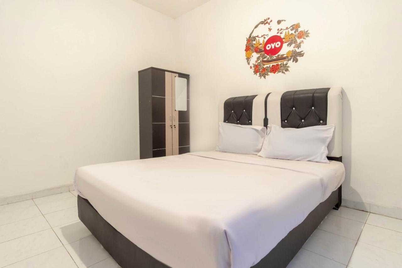 Oyo Living 2843 Raz House Syariah Hotel Medan Bagian luar foto