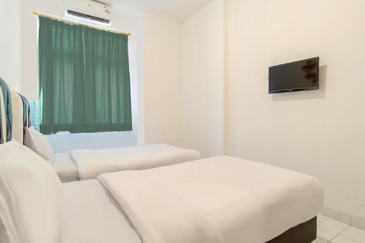 Oyo Living 2843 Raz House Syariah Hotel Medan Bagian luar foto