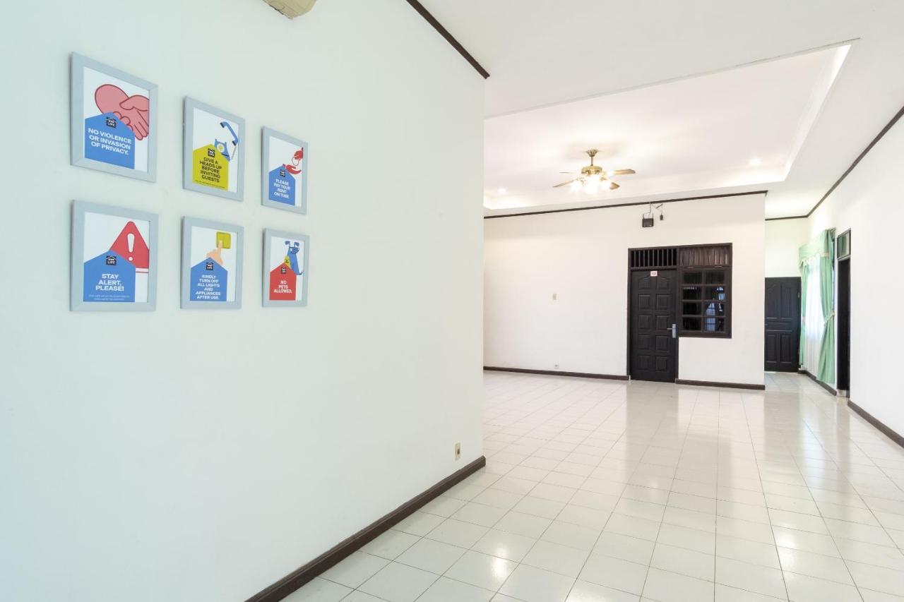 Oyo Living 2843 Raz House Syariah Hotel Medan Bagian luar foto