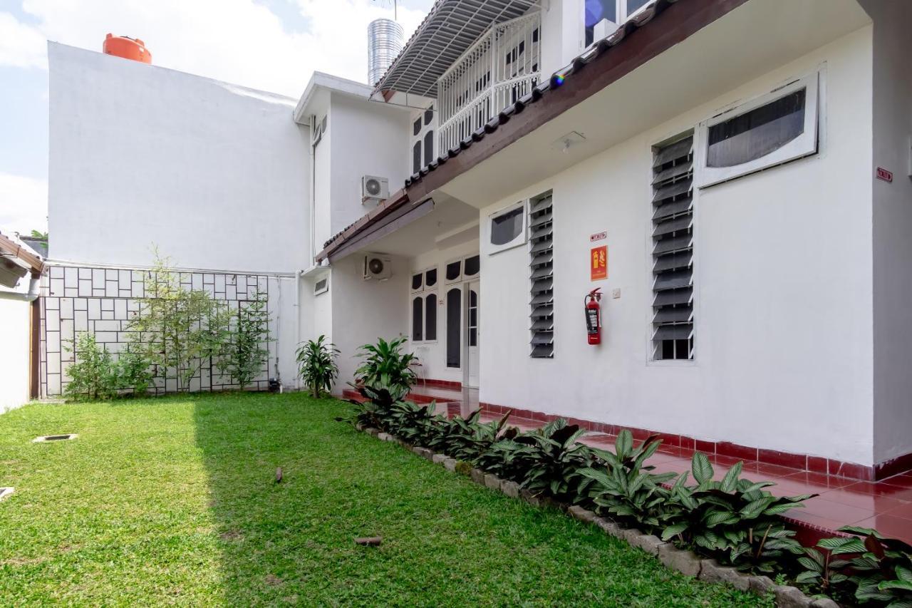 Oyo Living 2843 Raz House Syariah Hotel Medan Bagian luar foto