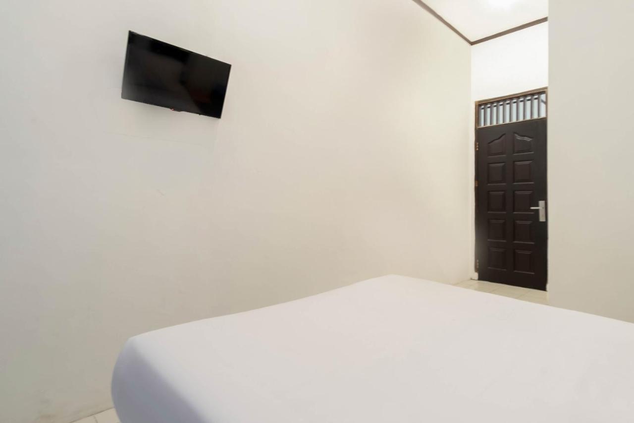 Oyo Living 2843 Raz House Syariah Hotel Medan Bagian luar foto