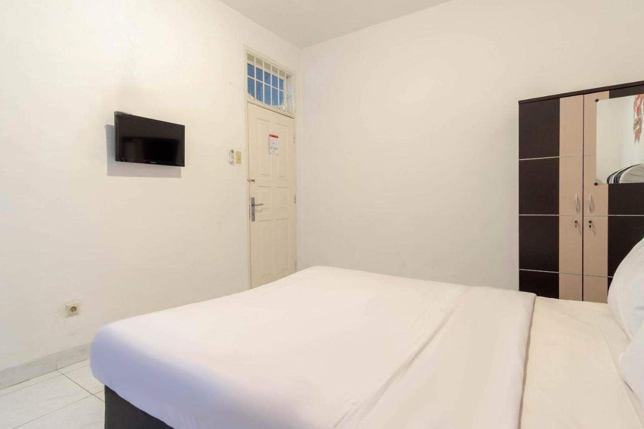 Oyo Living 2843 Raz House Syariah Hotel Medan Bagian luar foto