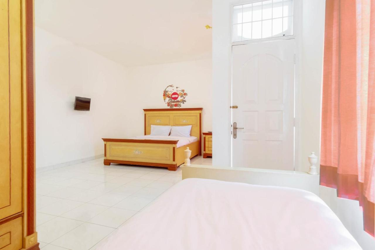 Oyo Living 2843 Raz House Syariah Hotel Medan Bagian luar foto