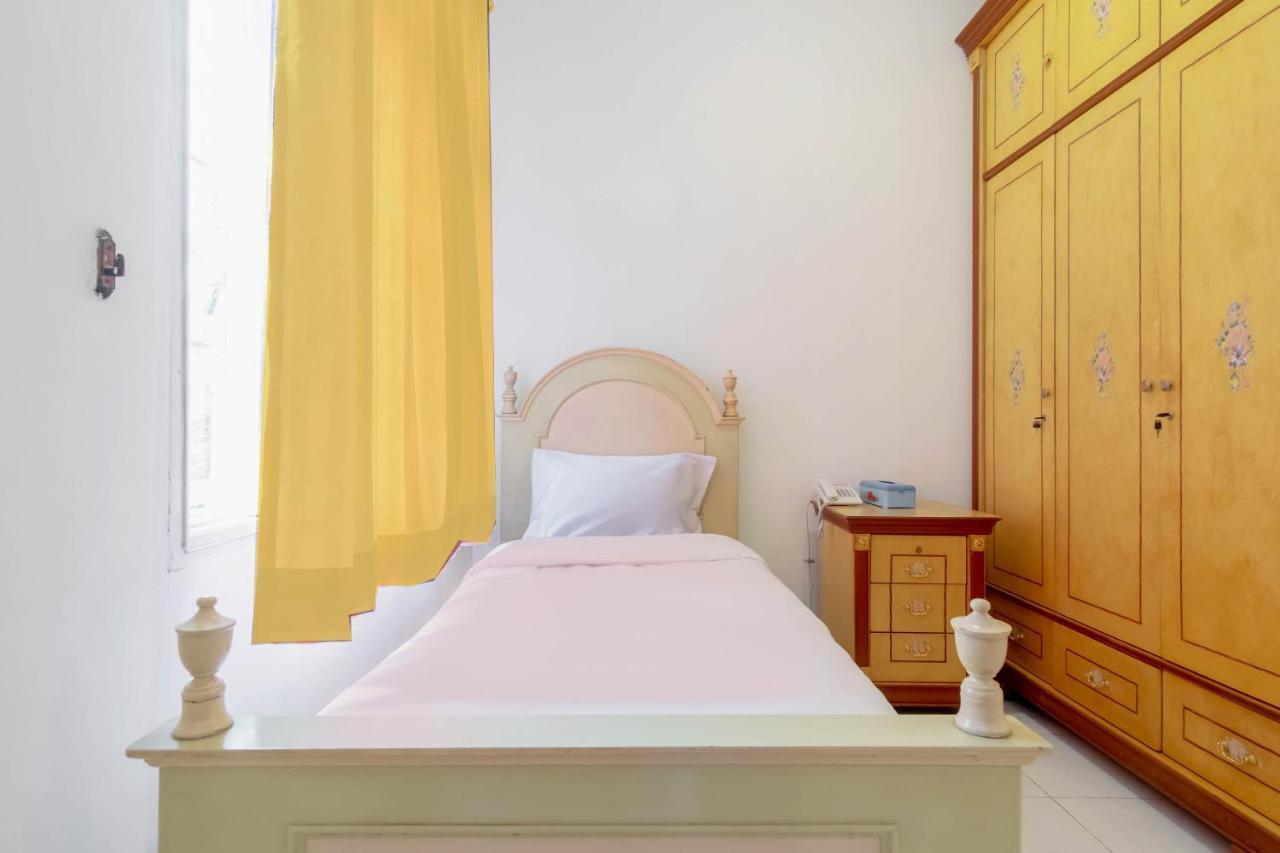 Oyo Living 2843 Raz House Syariah Hotel Medan Bagian luar foto
