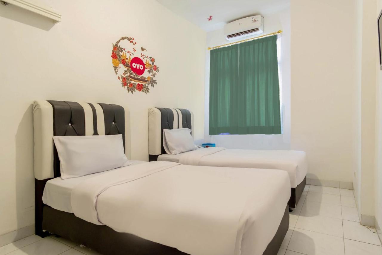 Oyo Living 2843 Raz House Syariah Hotel Medan Bagian luar foto
