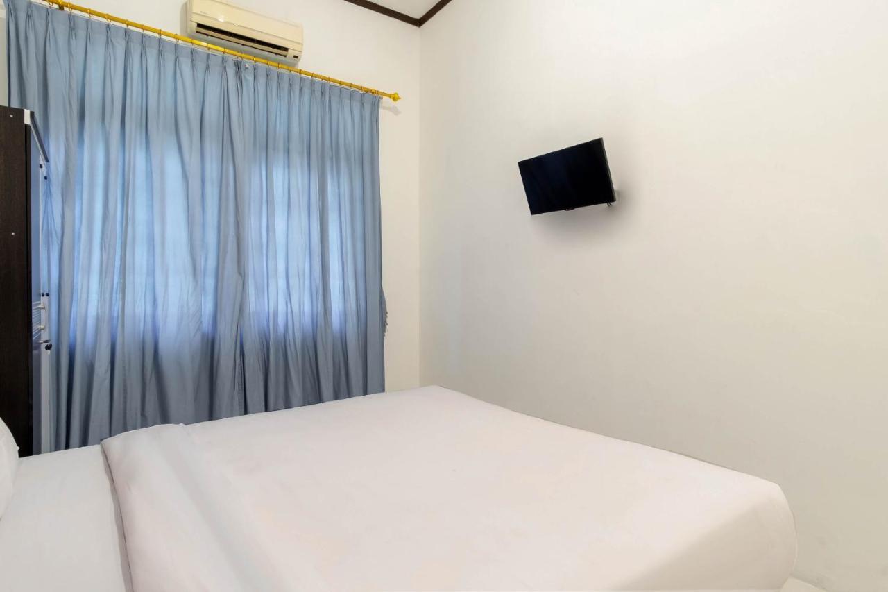 Oyo Living 2843 Raz House Syariah Hotel Medan Bagian luar foto