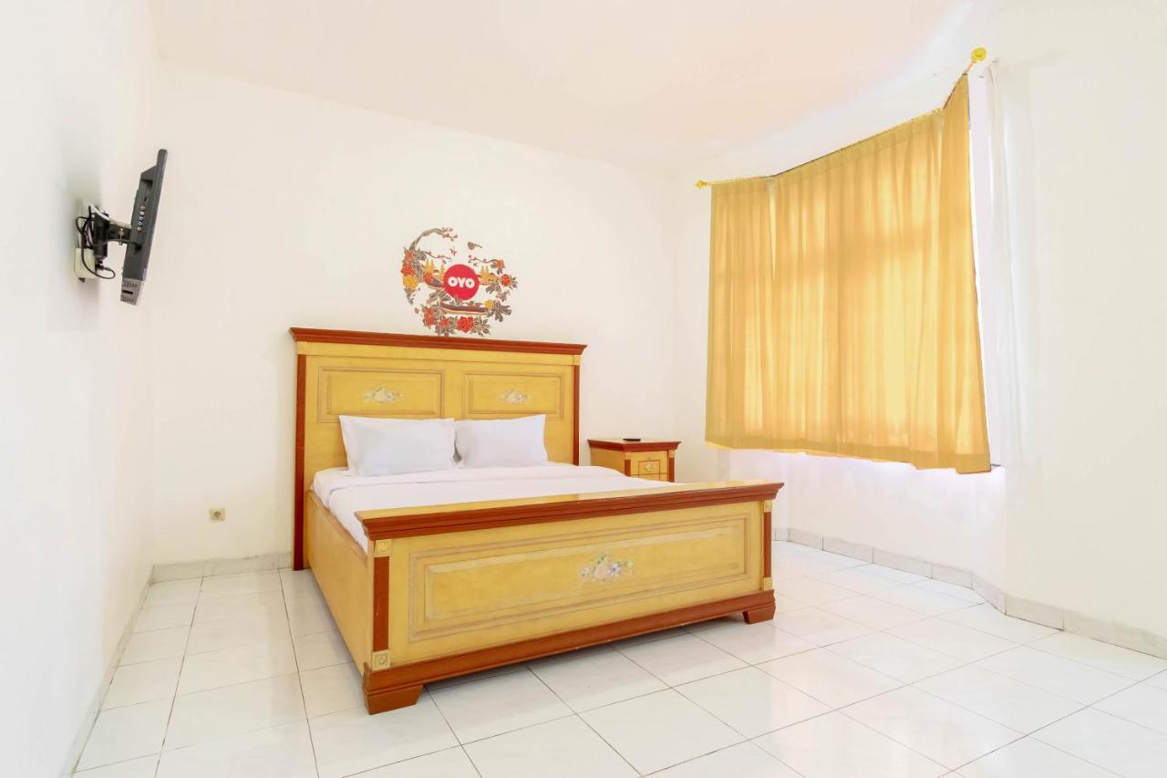 Oyo Living 2843 Raz House Syariah Hotel Medan Bagian luar foto