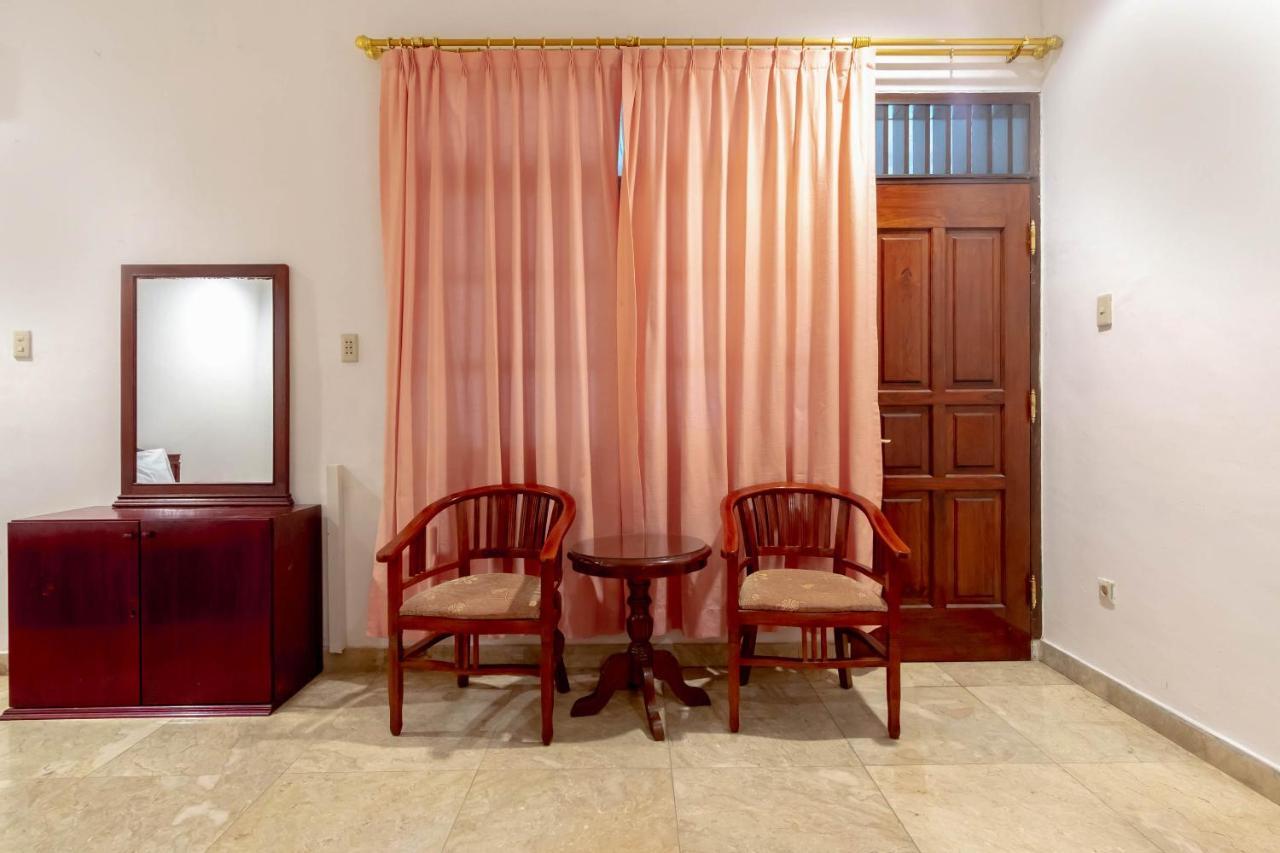 Oyo Living 2843 Raz House Syariah Hotel Medan Bagian luar foto