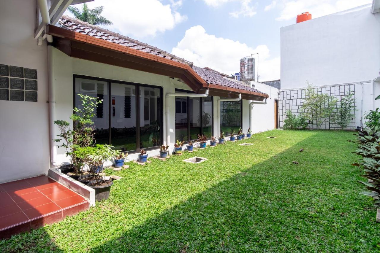Oyo Living 2843 Raz House Syariah Hotel Medan Bagian luar foto
