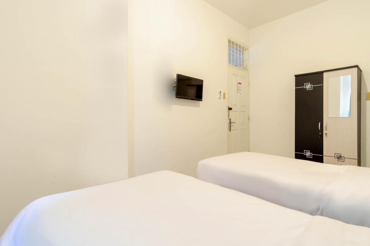 Oyo Living 2843 Raz House Syariah Hotel Medan Bagian luar foto