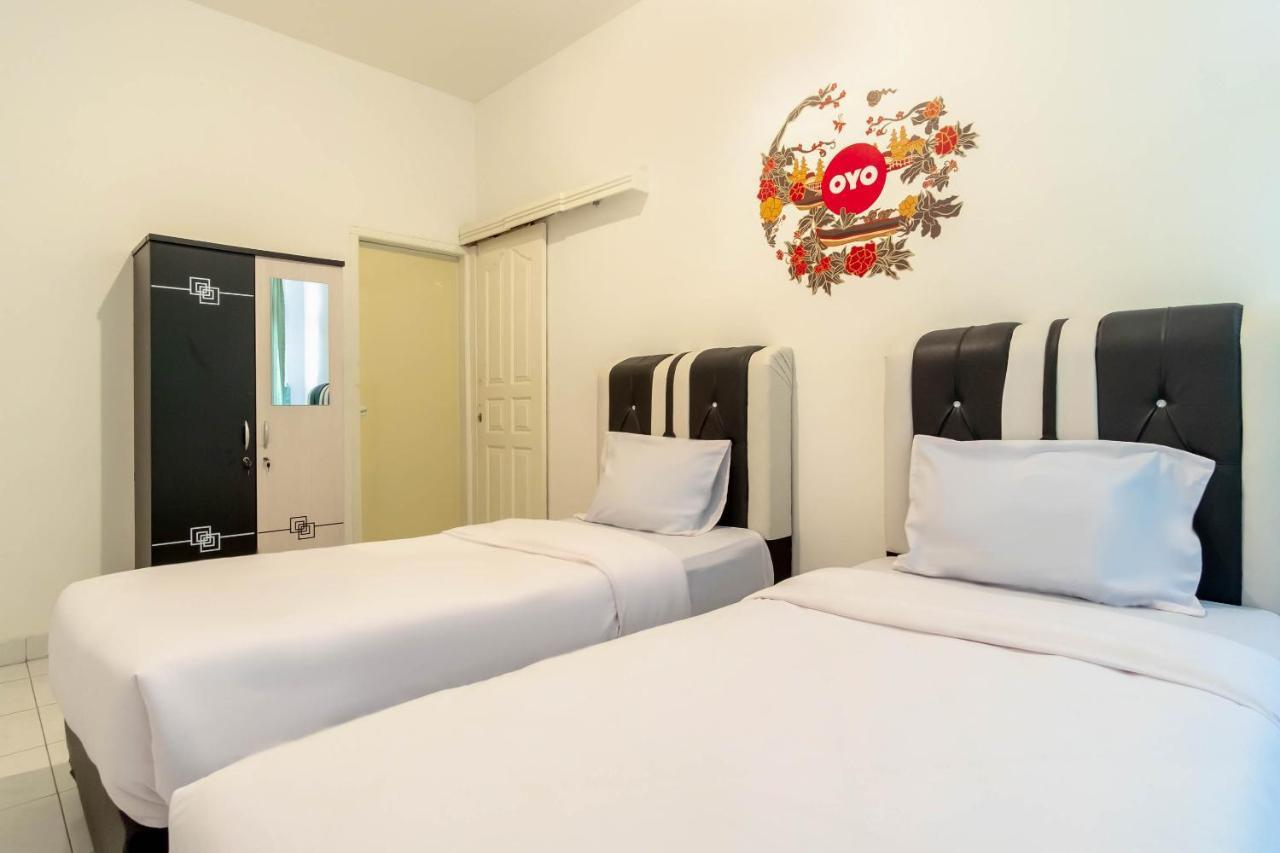 Oyo Living 2843 Raz House Syariah Hotel Medan Bagian luar foto