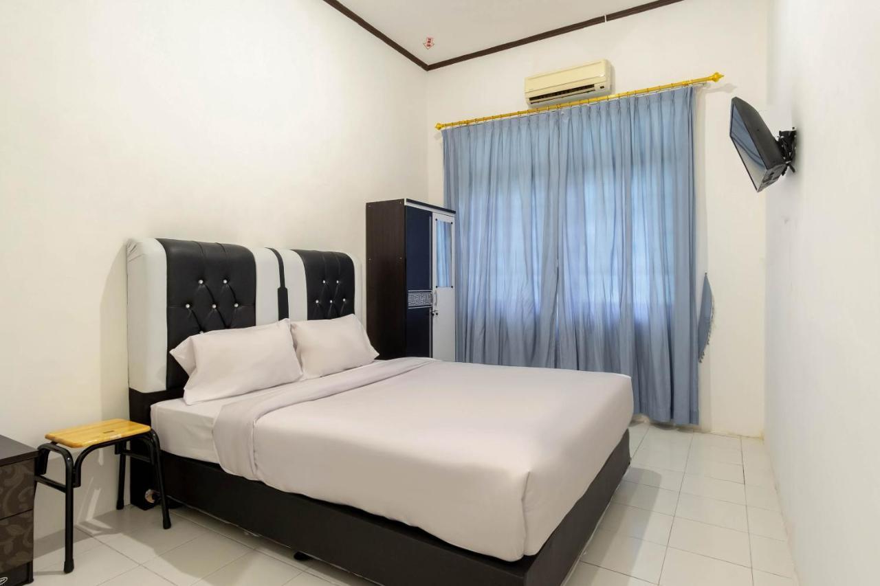Oyo Living 2843 Raz House Syariah Hotel Medan Bagian luar foto