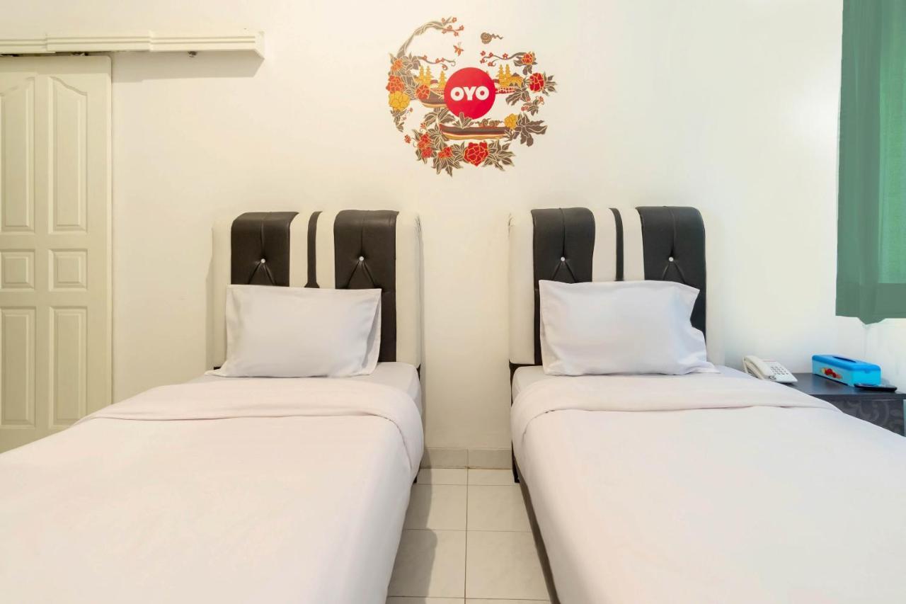 Oyo Living 2843 Raz House Syariah Hotel Medan Bagian luar foto