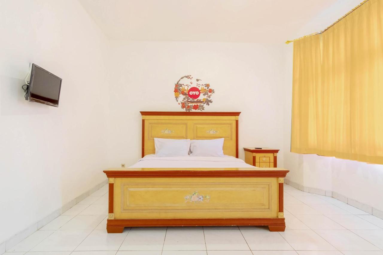 Oyo Living 2843 Raz House Syariah Hotel Medan Bagian luar foto