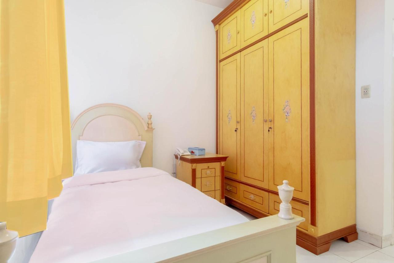 Oyo Living 2843 Raz House Syariah Hotel Medan Bagian luar foto