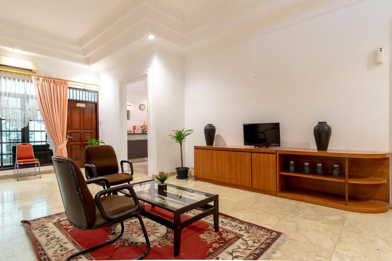 Oyo Living 2843 Raz House Syariah Hotel Medan Bagian luar foto